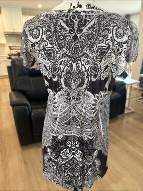 Unity World Wear Black & White Paisley Short Sleeve embellished top..